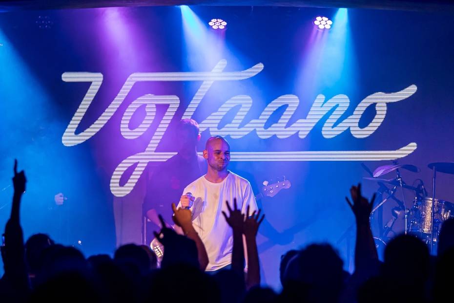 Vojtaano pokřtil album Do trojky, v pražském Futuru ho doprovodili Fast Food Orchestra