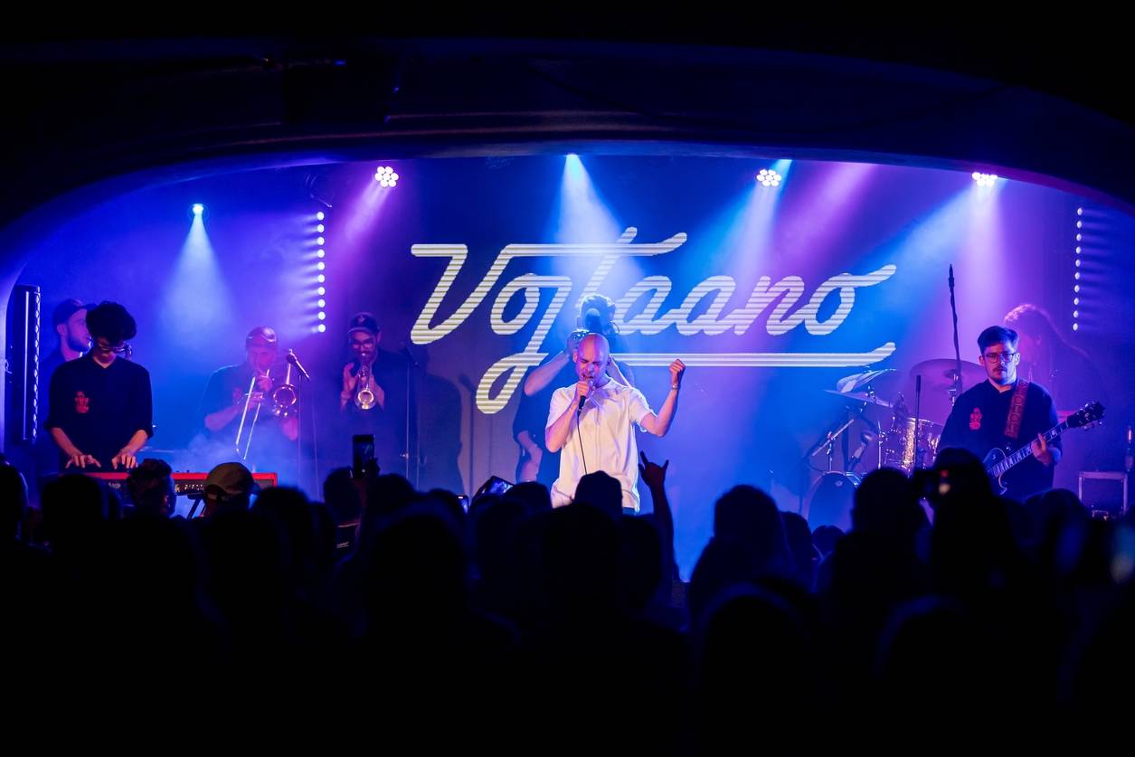 Vojtaano pokřtil album Do trojky, v pražském Futuru ho doprovodili Fast Food Orchestra