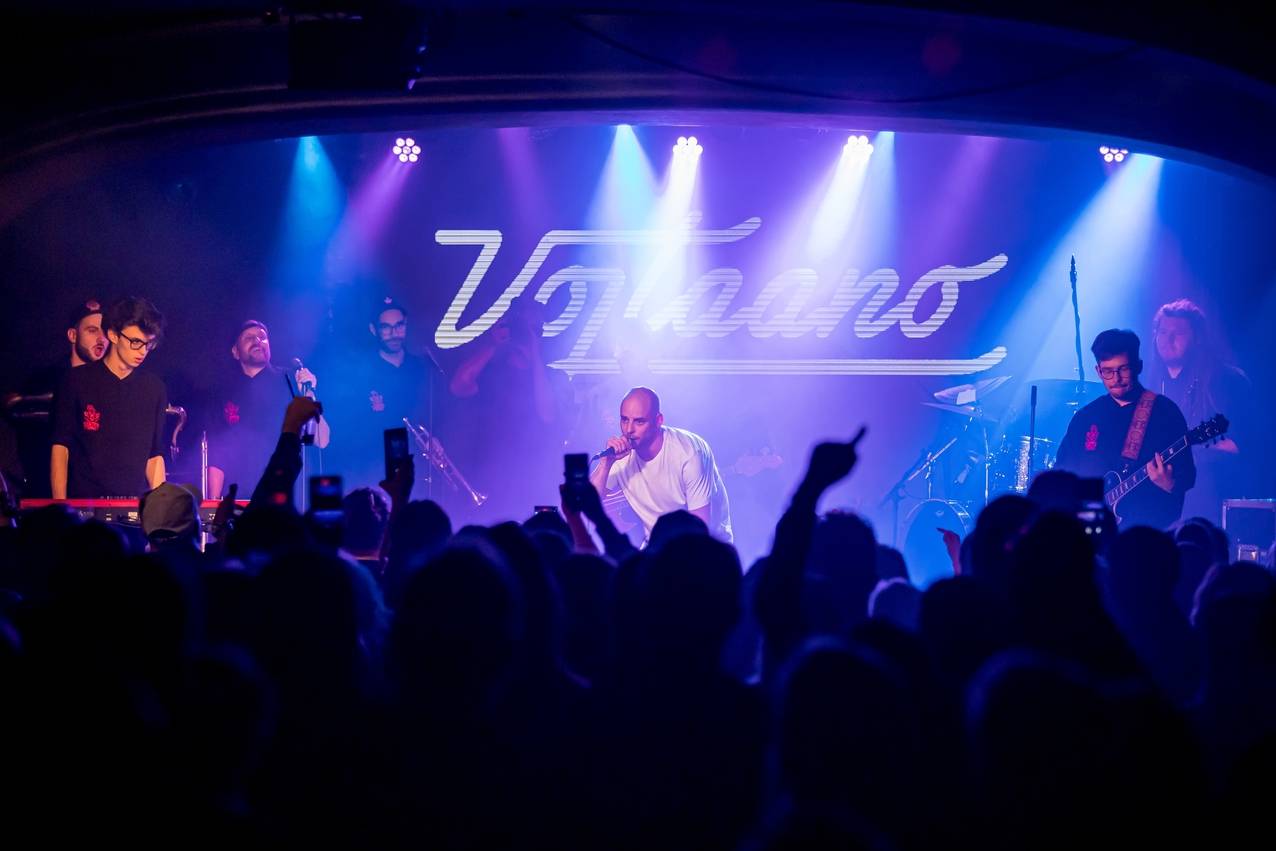 Vojtaano pokřtil album Do trojky, v pražském Futuru ho doprovodili Fast Food Orchestra