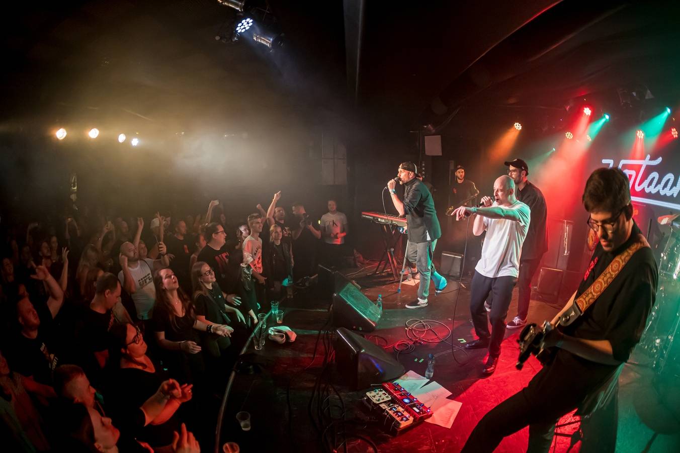 Vojtaano pokřtil album Do trojky, v pražském Futuru ho doprovodili Fast Food Orchestra