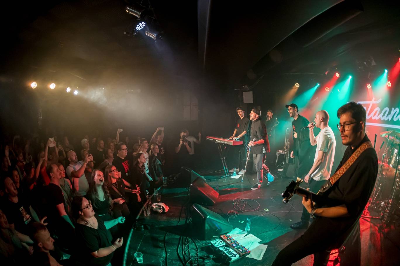 Vojtaano pokřtil album Do trojky, v pražském Futuru ho doprovodili Fast Food Orchestra