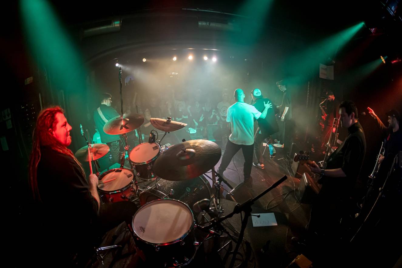 Vojtaano pokřtil album Do trojky, v pražském Futuru ho doprovodili Fast Food Orchestra