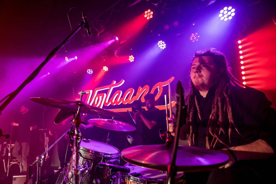 Vojtaano pokřtil album Do trojky, v pražském Futuru ho doprovodili Fast Food Orchestra