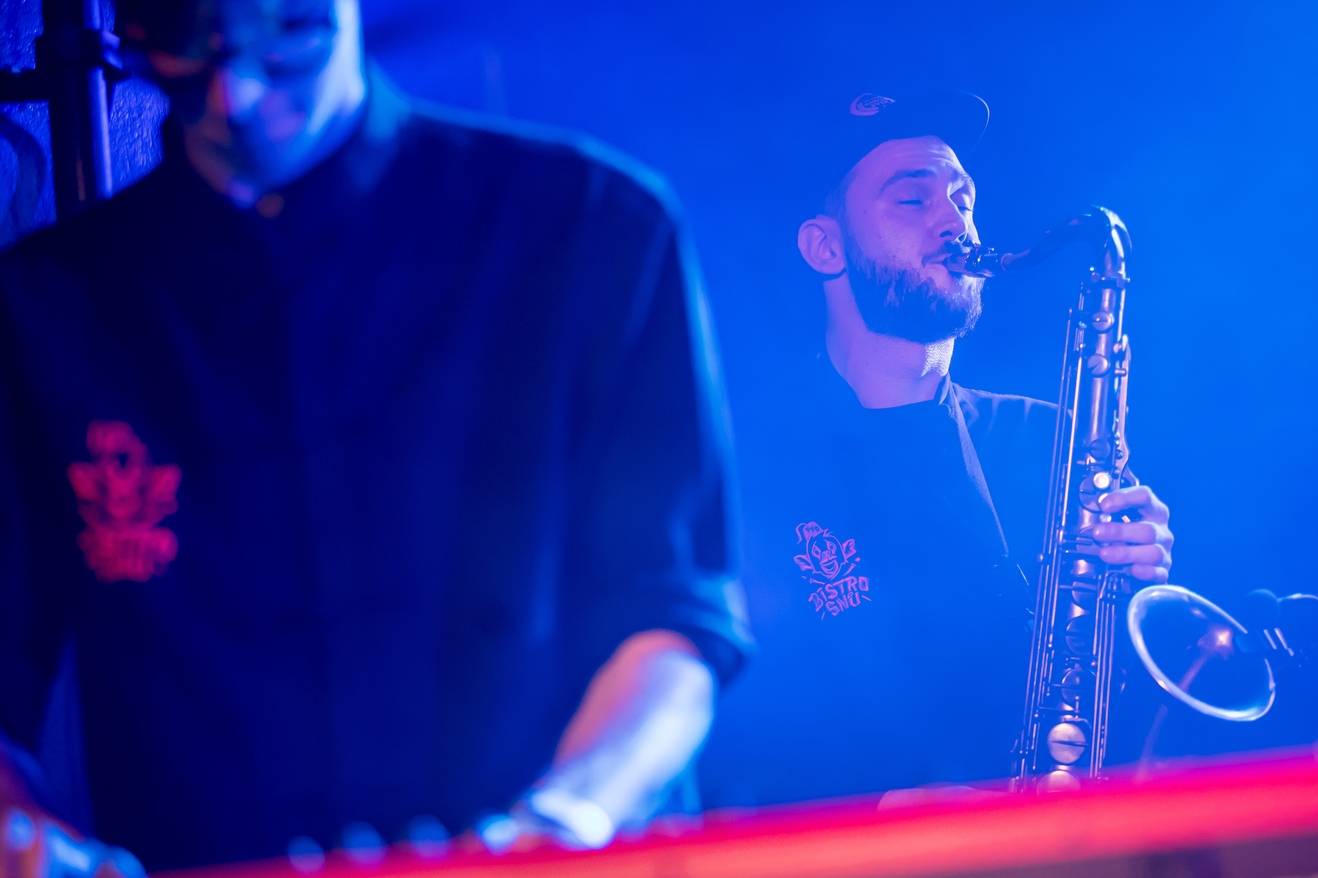 Vojtaano pokřtil album Do trojky, v pražském Futuru ho doprovodili Fast Food Orchestra