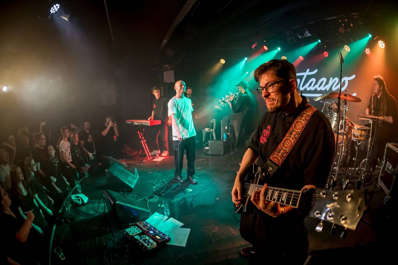 Vojtaano pokřtil album Do trojky, v pražském Futuru ho doprovodili Fast Food Orchestra