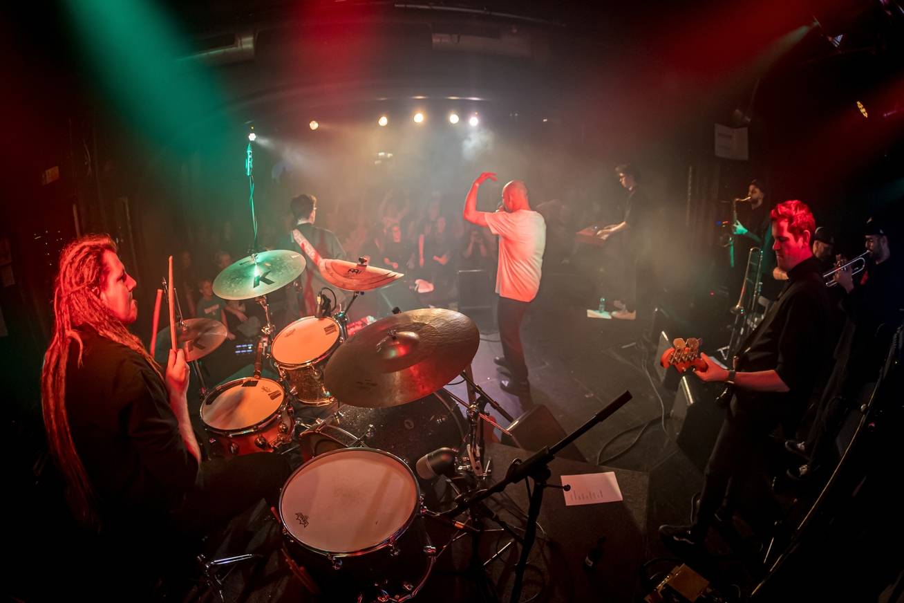 Vojtaano pokřtil album Do trojky, v pražském Futuru ho doprovodili Fast Food Orchestra