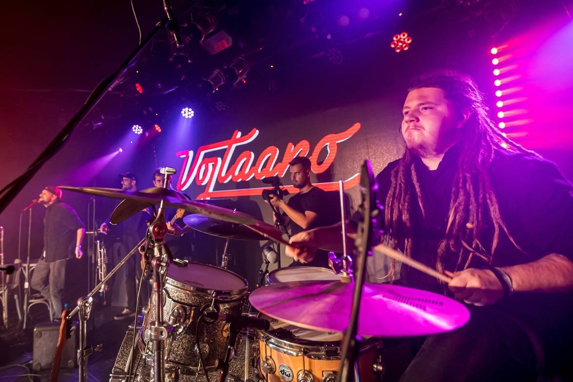 Vojtaano pokřtil album Do trojky, v pražském Futuru ho doprovodili Fast Food Orchestra