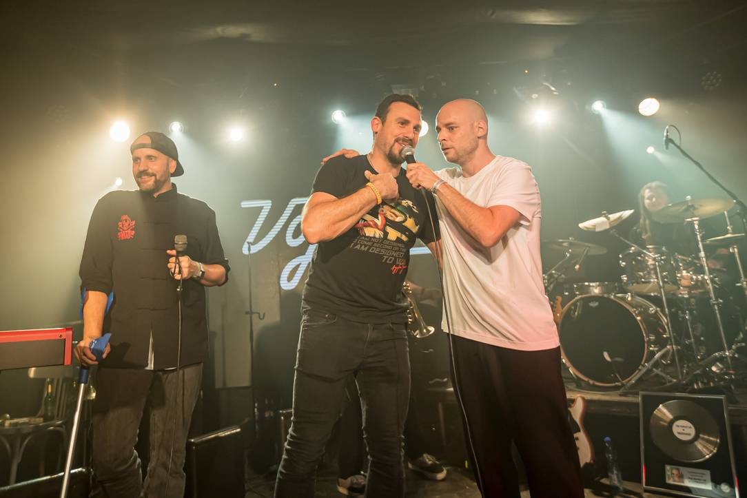 Vojtaano pokřtil album Do trojky, v pražském Futuru ho doprovodili Fast Food Orchestra