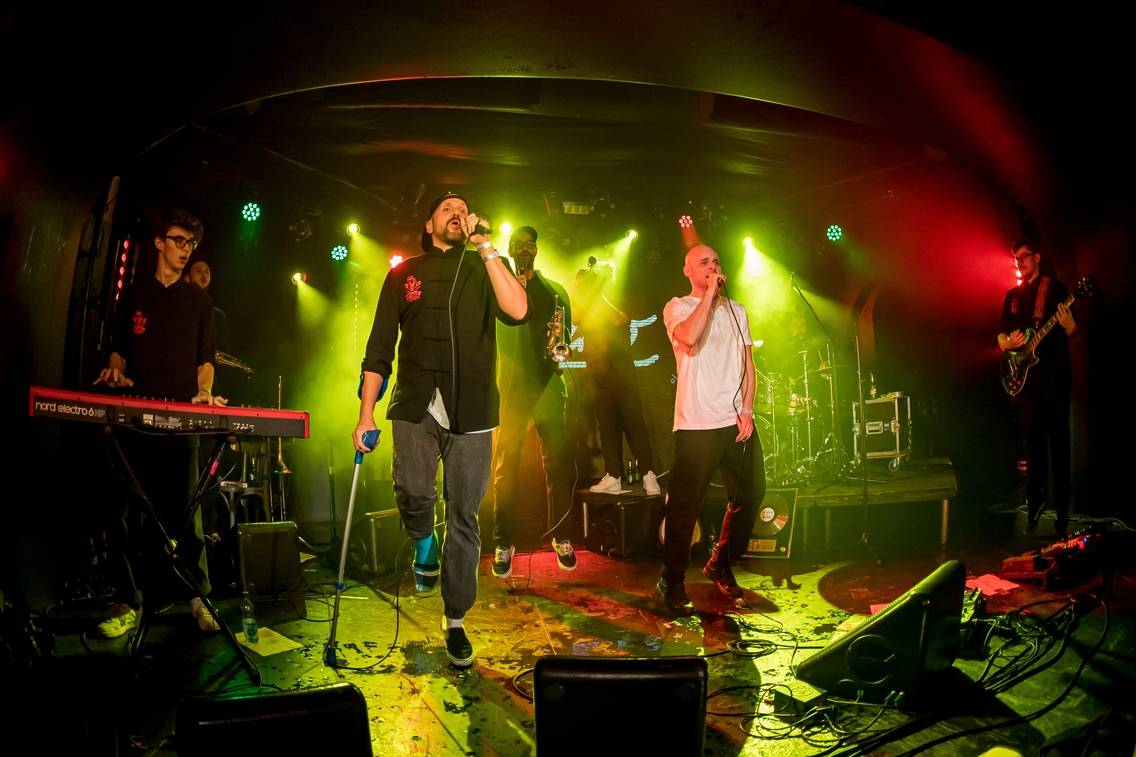 Vojtaano pokřtil album Do trojky, v pražském Futuru ho doprovodili Fast Food Orchestra