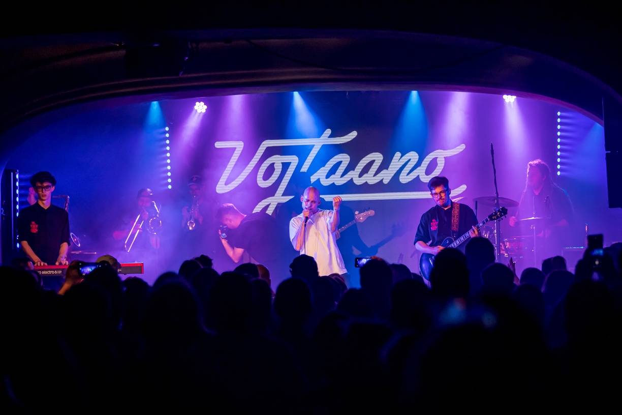 Vojtaano pokřtil album Do trojky, v pražském Futuru ho doprovodili Fast Food Orchestra