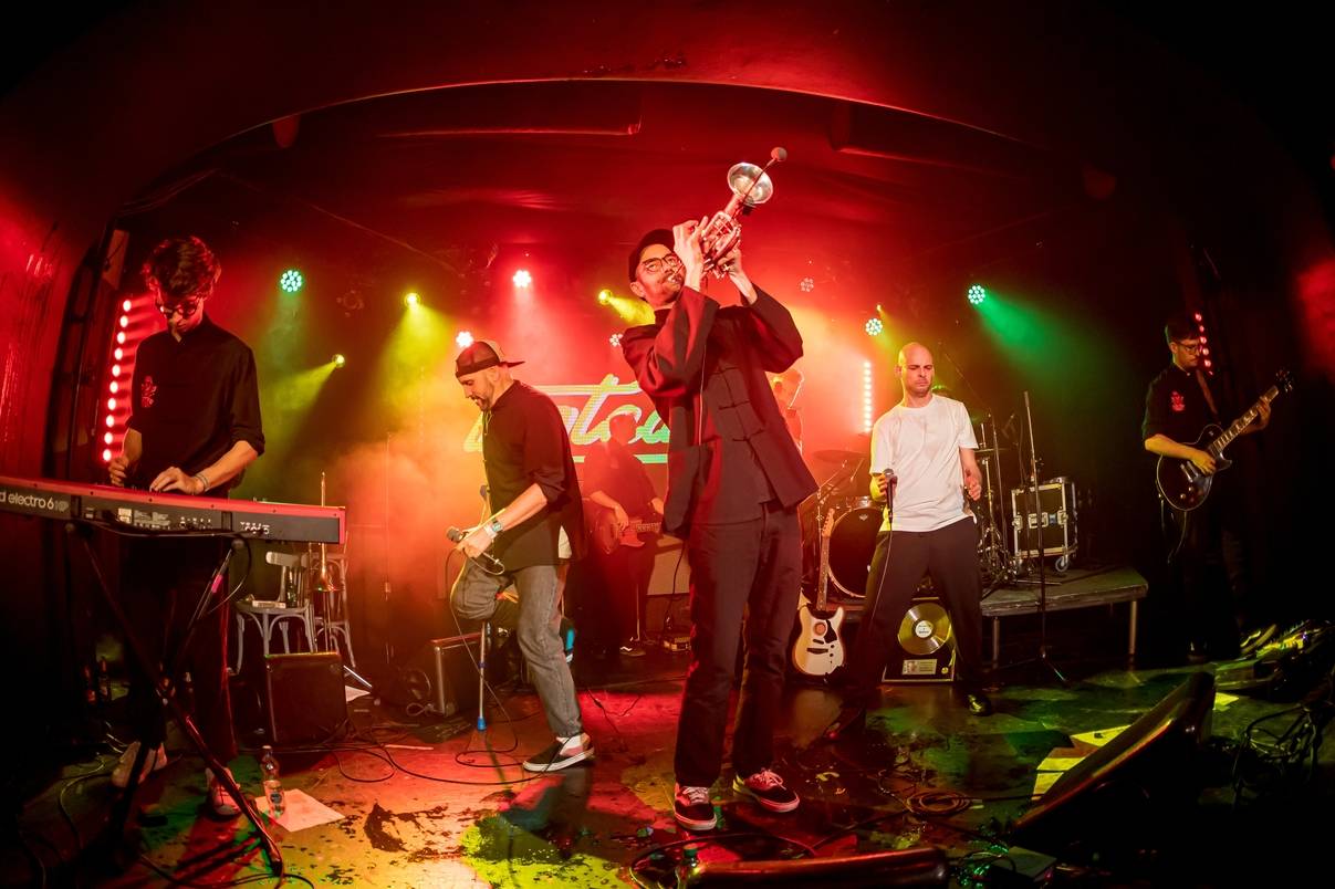 Vojtaano pokřtil album Do trojky, v pražském Futuru ho doprovodili Fast Food Orchestra