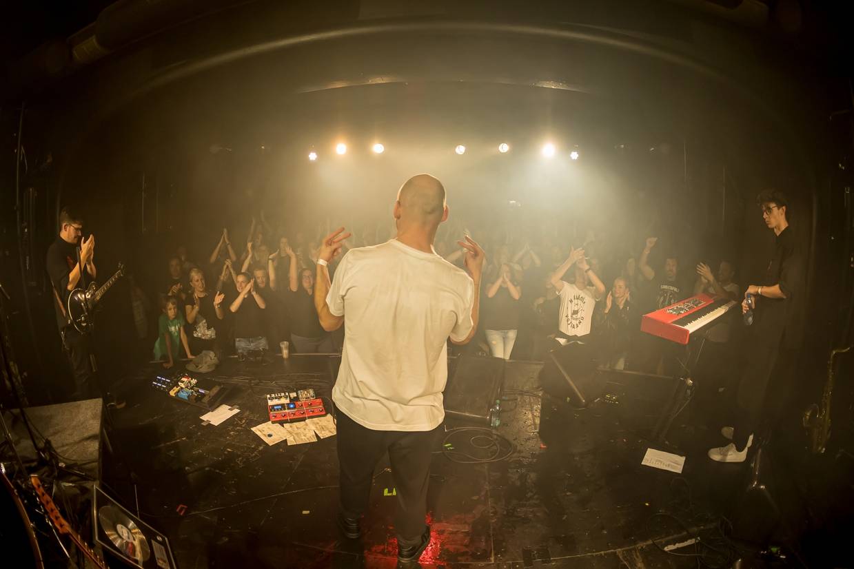 Vojtaano pokřtil album Do trojky, v pražském Futuru ho doprovodili Fast Food Orchestra