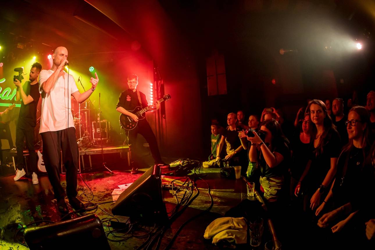 Vojtaano pokřtil album Do trojky, v pražském Futuru ho doprovodili Fast Food Orchestra