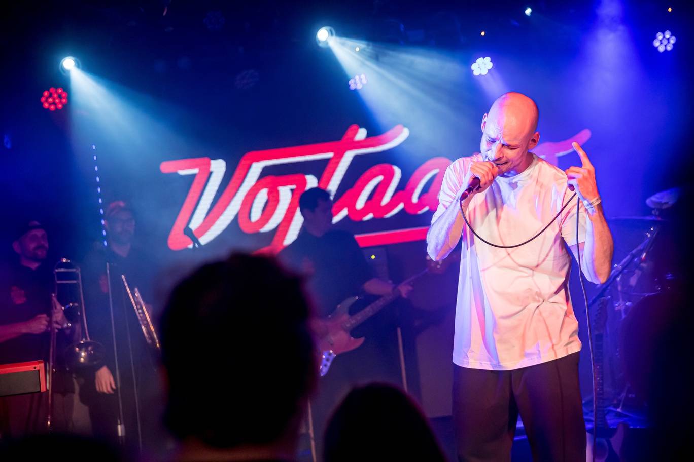 Vojtaano pokřtil album Do trojky, v pražském Futuru ho doprovodili Fast Food Orchestra