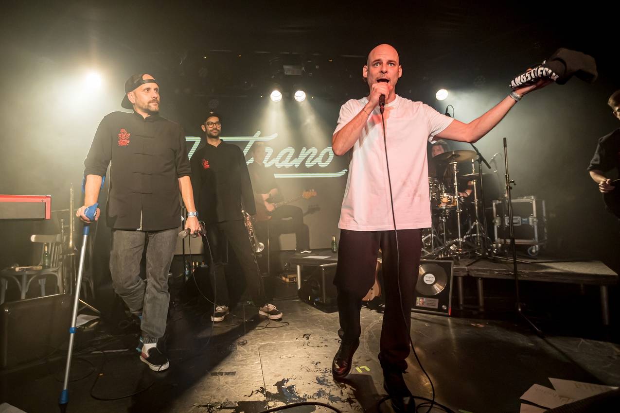 Vojtaano pokřtil album Do trojky, v pražském Futuru ho doprovodili Fast Food Orchestra