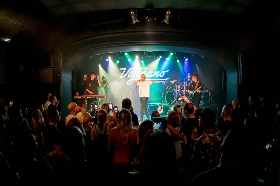 Vojtaano pokřtil album Do trojky, v pražském Futuru ho doprovodili Fast Food Orchestra