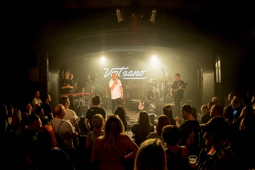 Vojtaano pokřtil album Do trojky, v pražském Futuru ho doprovodili Fast Food Orchestra