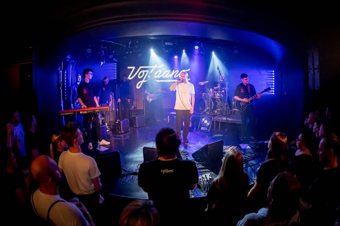 Vojtaano pokřtil album Do trojky, v pražském Futuru ho doprovodili Fast Food Orchestra