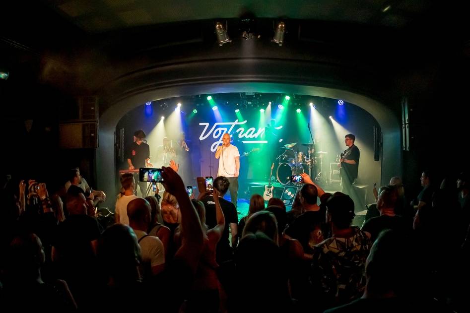 Vojtaano pokřtil album Do trojky, v pražském Futuru ho doprovodili Fast Food Orchestra