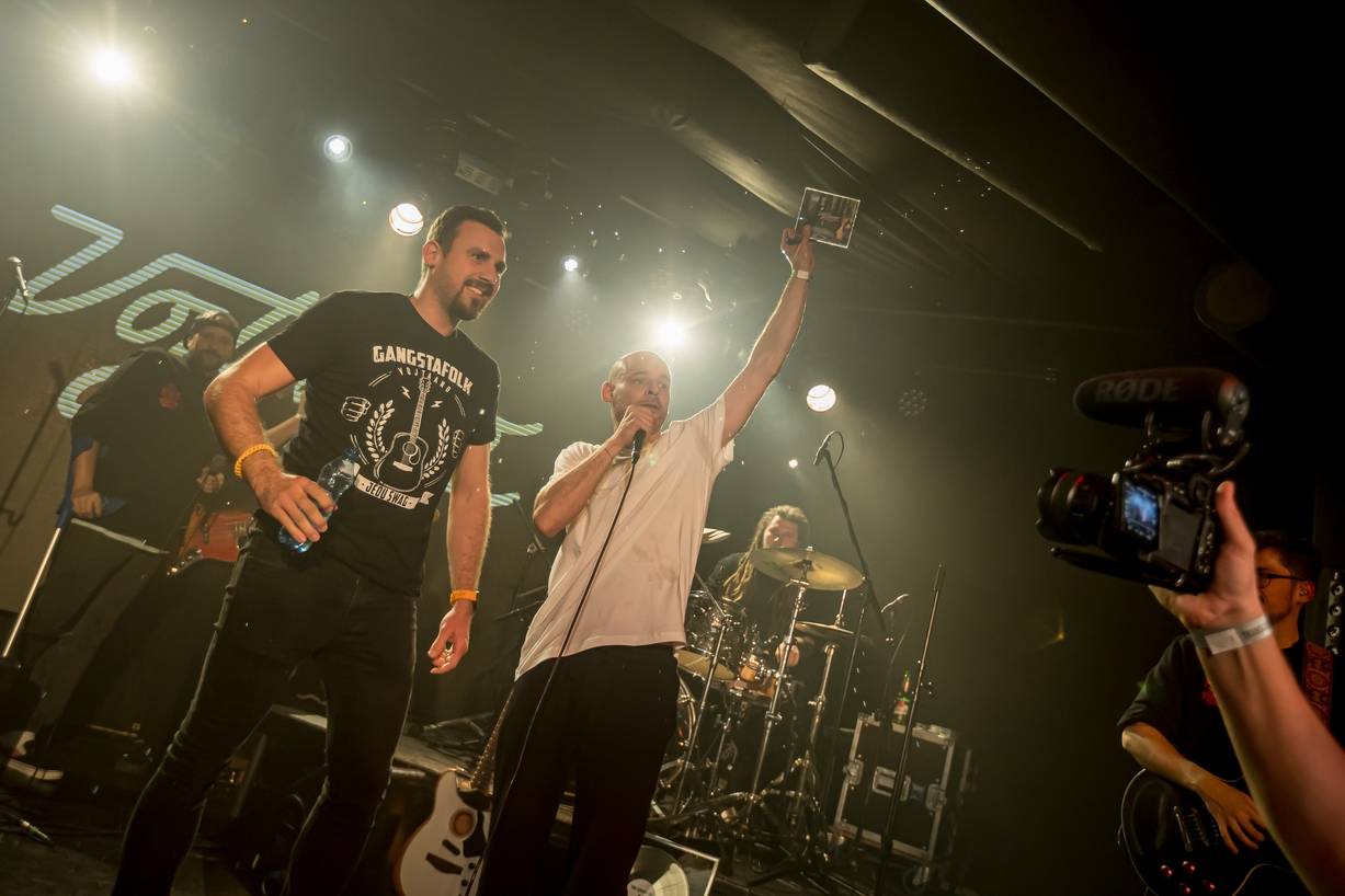 Vojtaano pokřtil album Do trojky, v pražském Futuru ho doprovodili Fast Food Orchestra