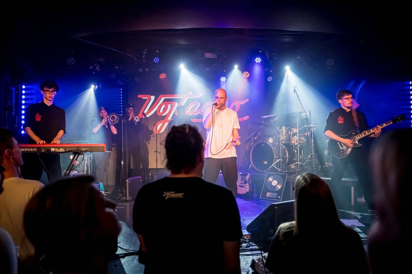 Vojtaano pokřtil album Do trojky, v pražském Futuru ho doprovodili Fast Food Orchestra