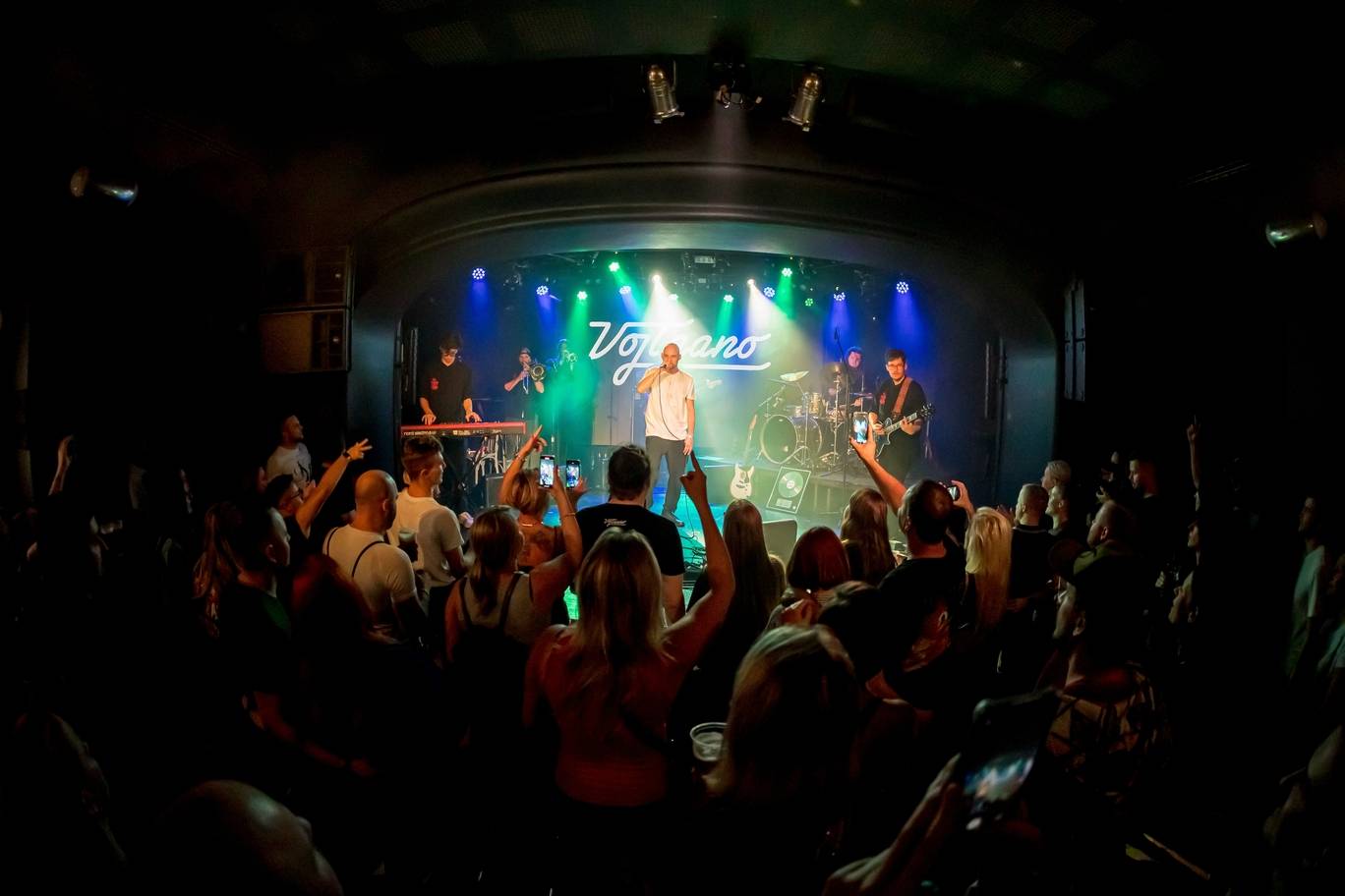 Vojtaano pokřtil album Do trojky, v pražském Futuru ho doprovodili Fast Food Orchestra