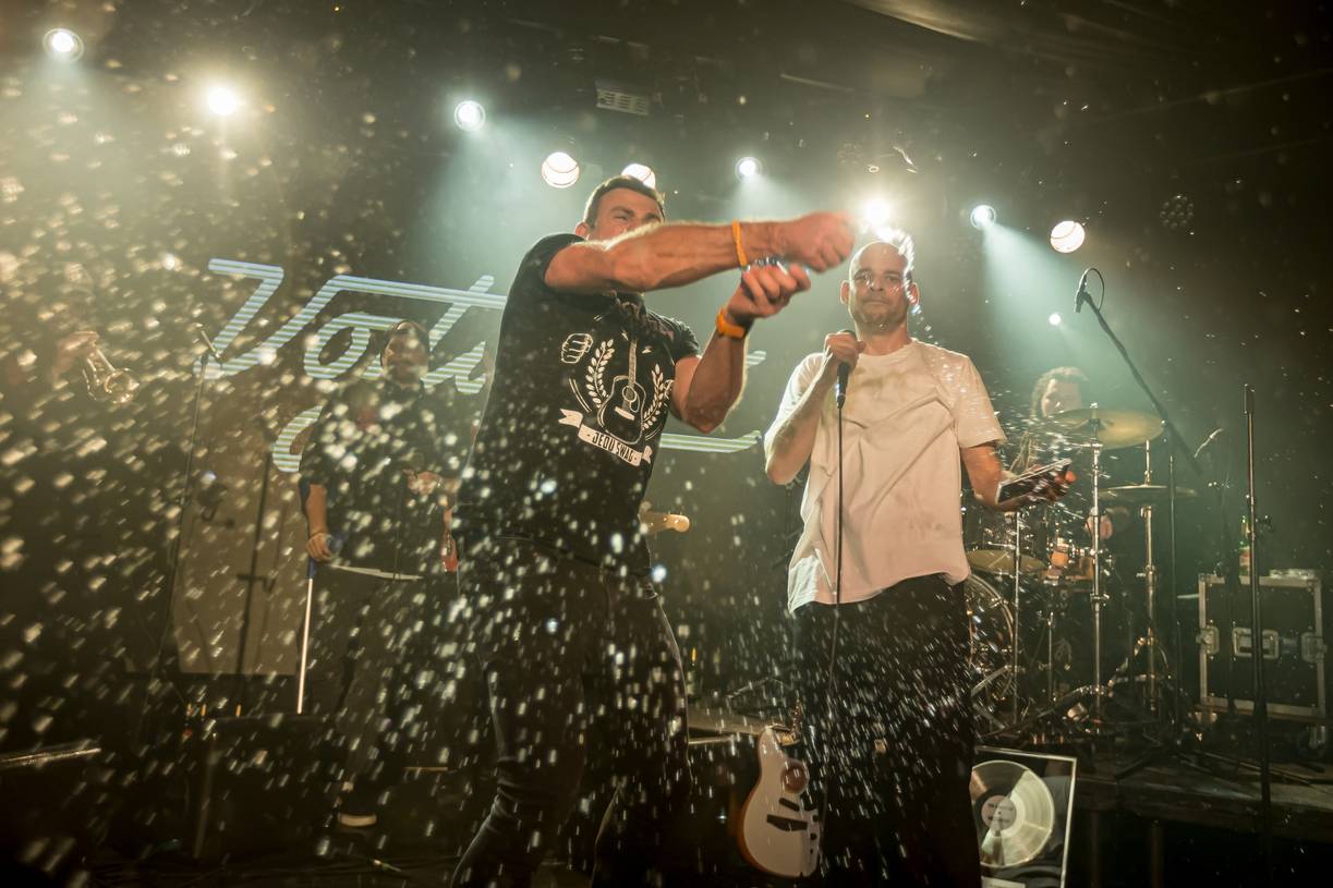 Vojtaano pokřtil album Do trojky, v pražském Futuru ho doprovodili Fast Food Orchestra