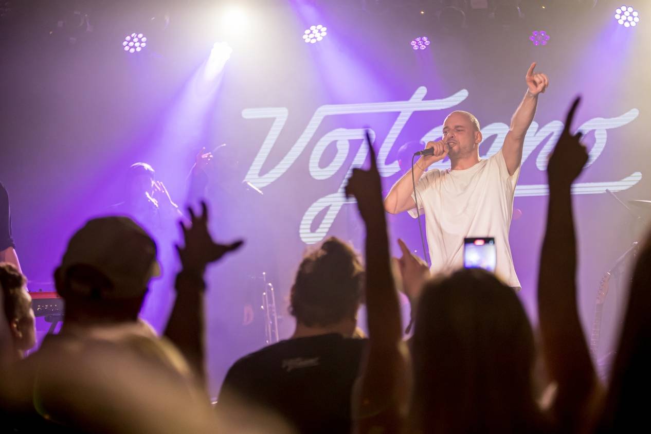 Vojtaano pokřtil album Do trojky, v pražském Futuru ho doprovodili Fast Food Orchestra