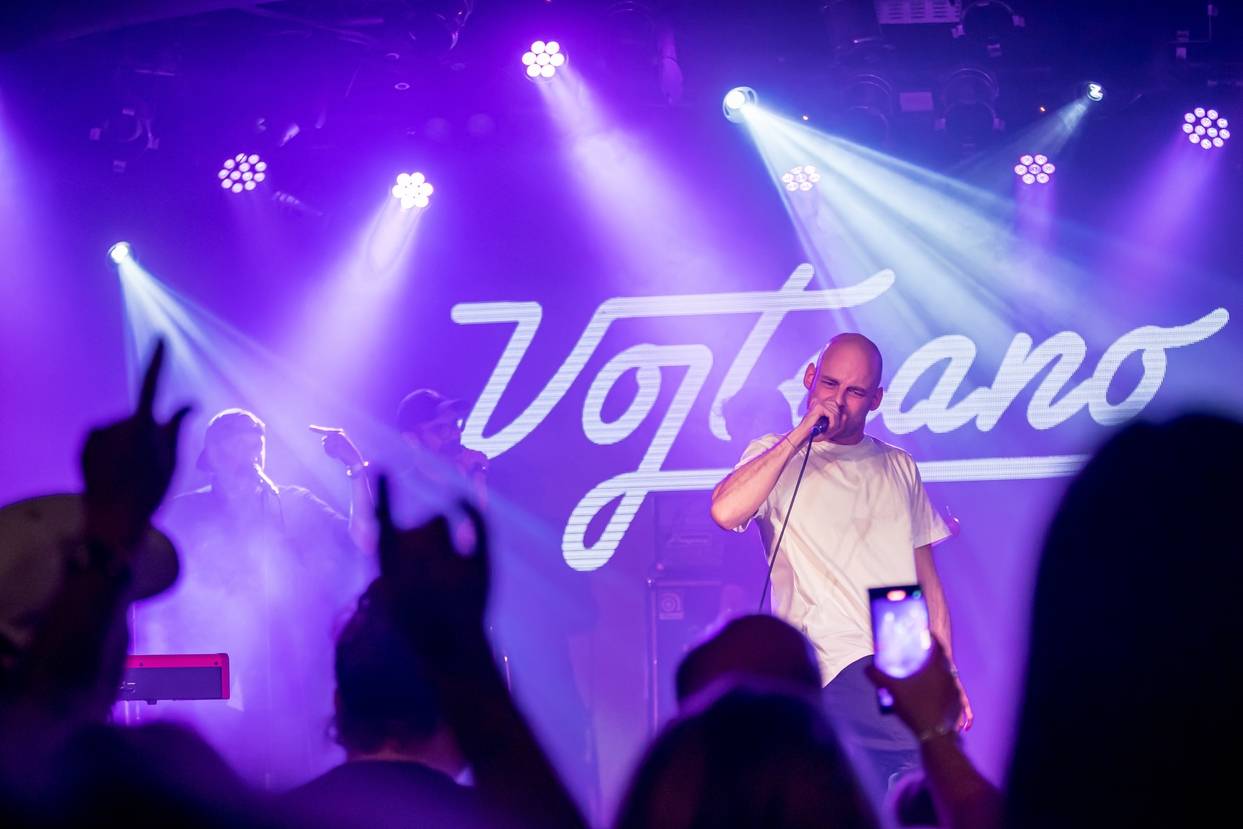 Vojtaano pokřtil album Do trojky, v pražském Futuru ho doprovodili Fast Food Orchestra