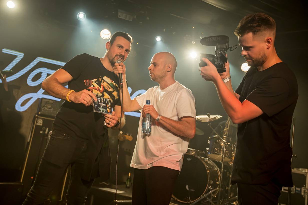 Vojtaano pokřtil album Do trojky, v pražském Futuru ho doprovodili Fast Food Orchestra