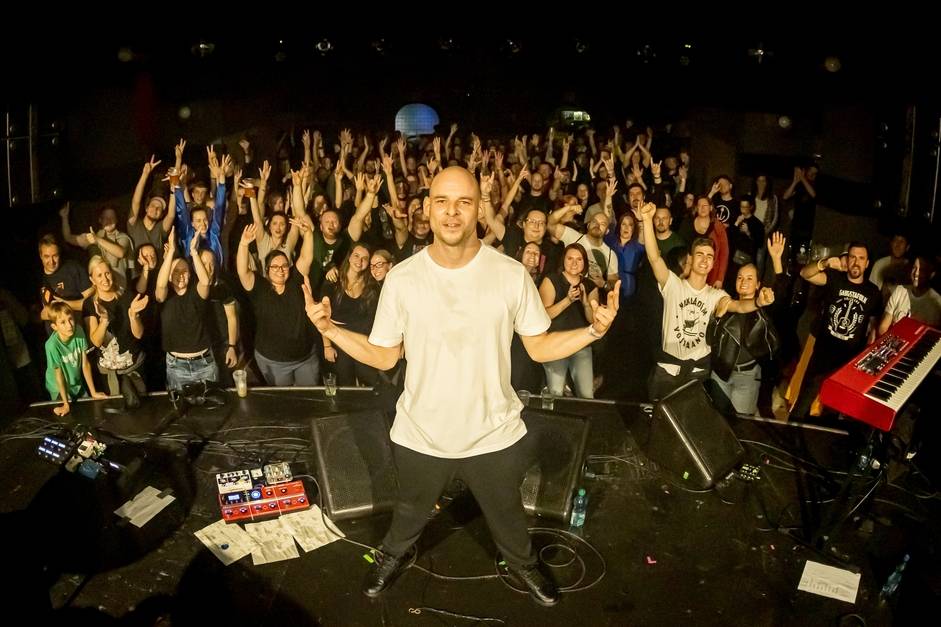 Vojtaano pokřtil album Do trojky, v pražském Futuru ho doprovodili Fast Food Orchestra