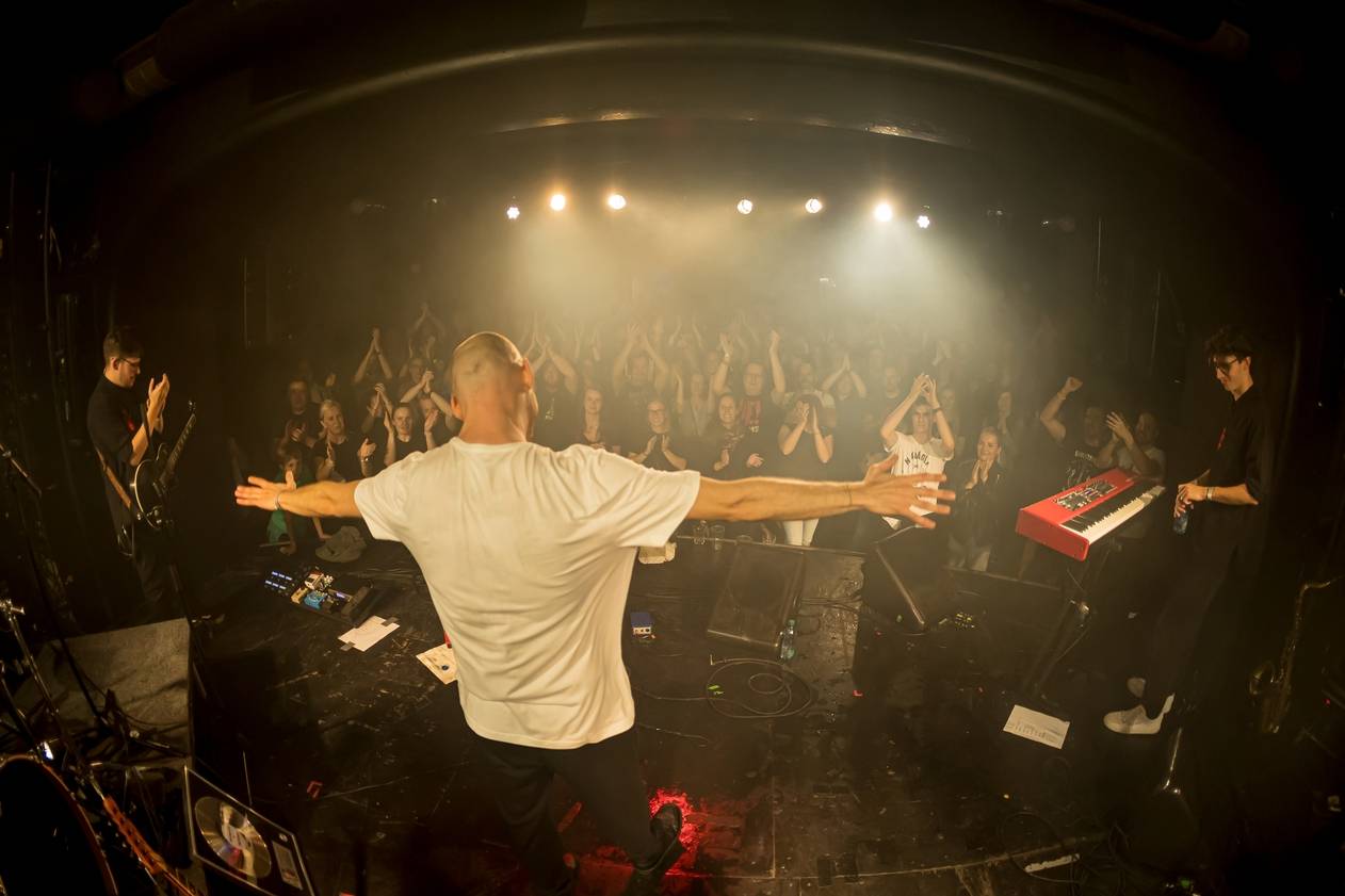 Vojtaano pokřtil album Do trojky, v pražském Futuru ho doprovodili Fast Food Orchestra