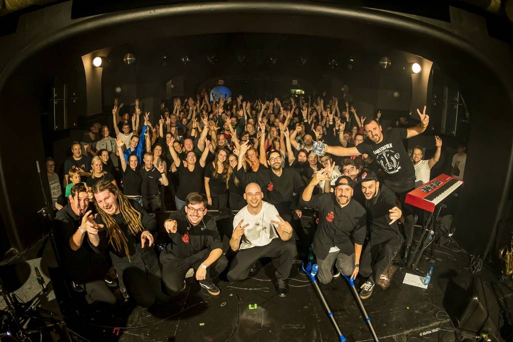 Vojtaano pokřtil album Do trojky, v pražském Futuru ho doprovodili Fast Food Orchestra