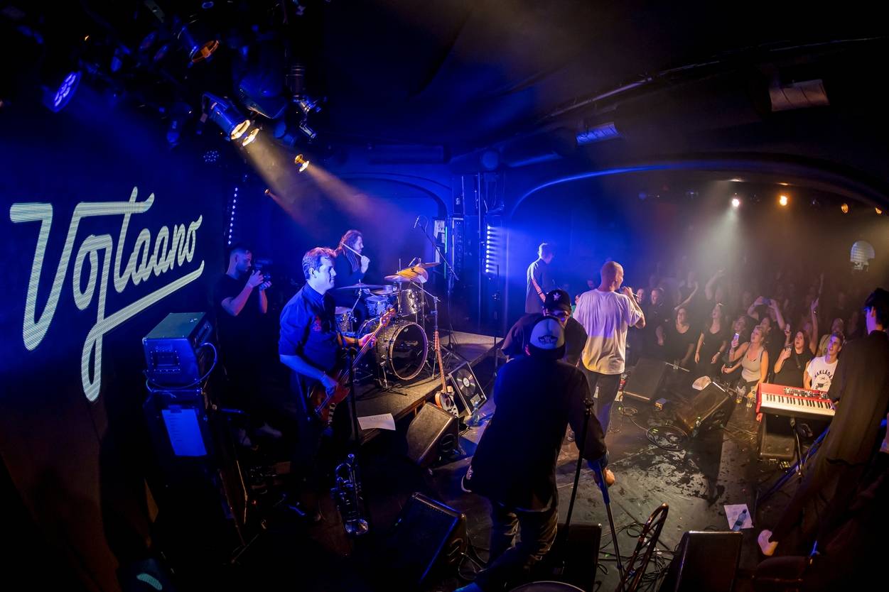 Vojtaano pokřtil album Do trojky, v pražském Futuru ho doprovodili Fast Food Orchestra