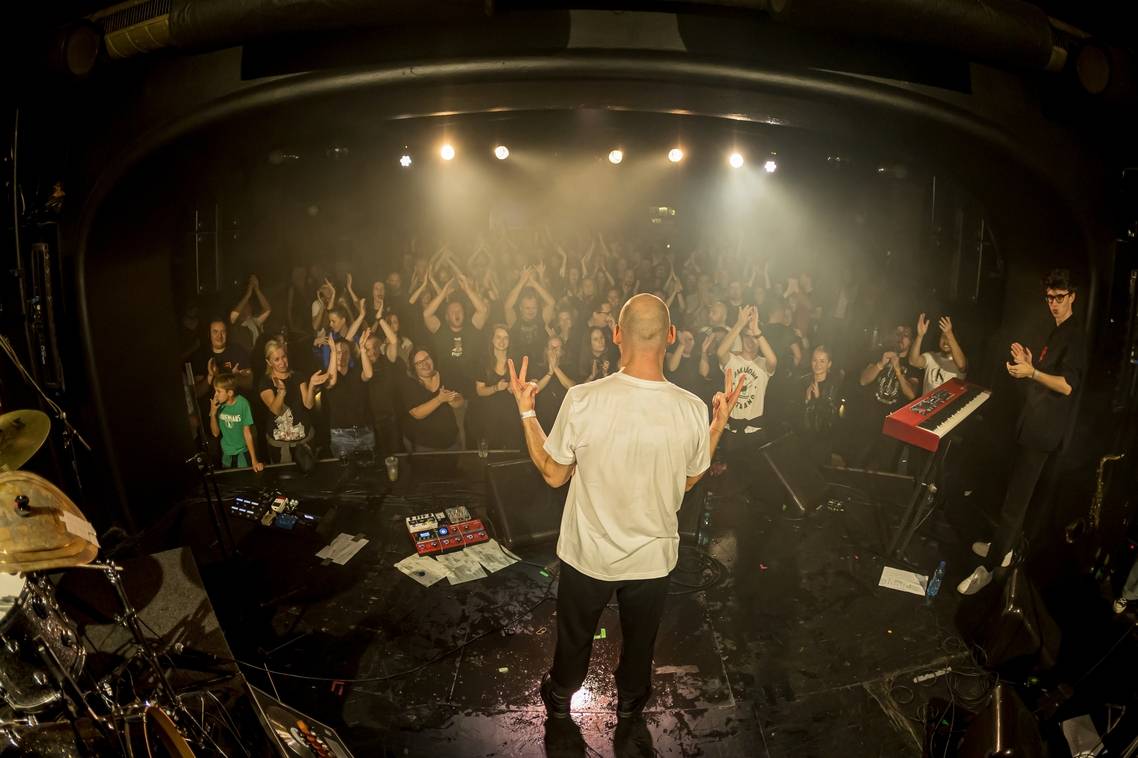 Vojtaano pokřtil album Do trojky, v pražském Futuru ho doprovodili Fast Food Orchestra