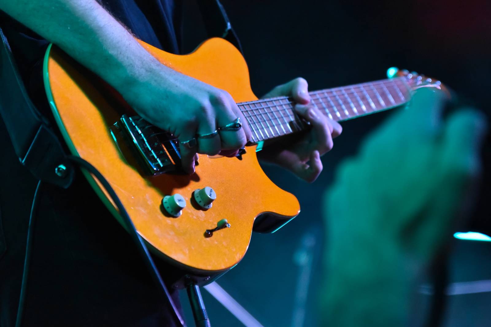 Sofian Medjmedj rozdával v Plzni energii, od fanynky si vysloužil růži