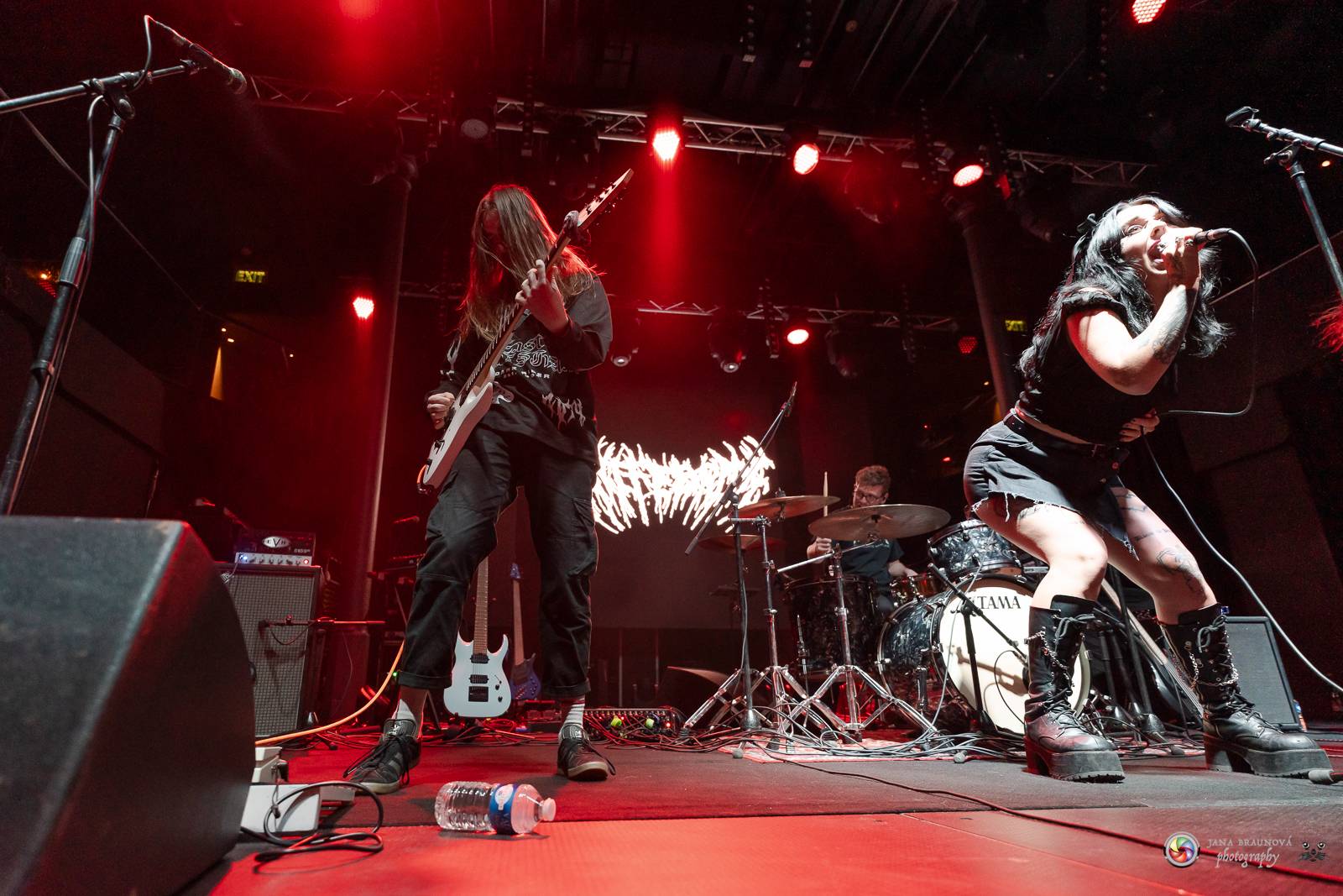 Dramatický, mrazivý i opředený záhadami. Takový byl koncert Skynd v pražském SaSaZu