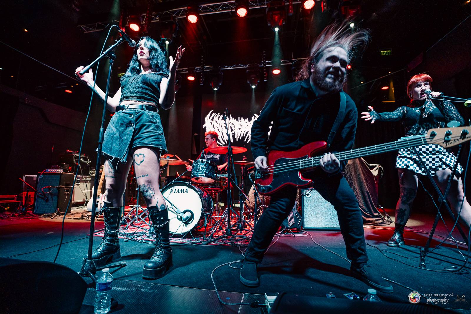 Dramatický, mrazivý i opředený záhadami. Takový byl koncert Skynd v pražském SaSaZu