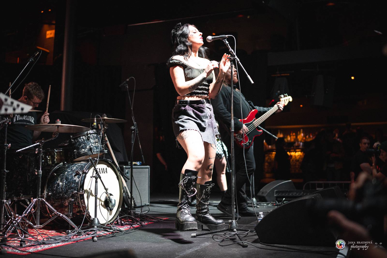 Dramatický, mrazivý i opředený záhadami. Takový byl koncert Skynd v pražském SaSaZu