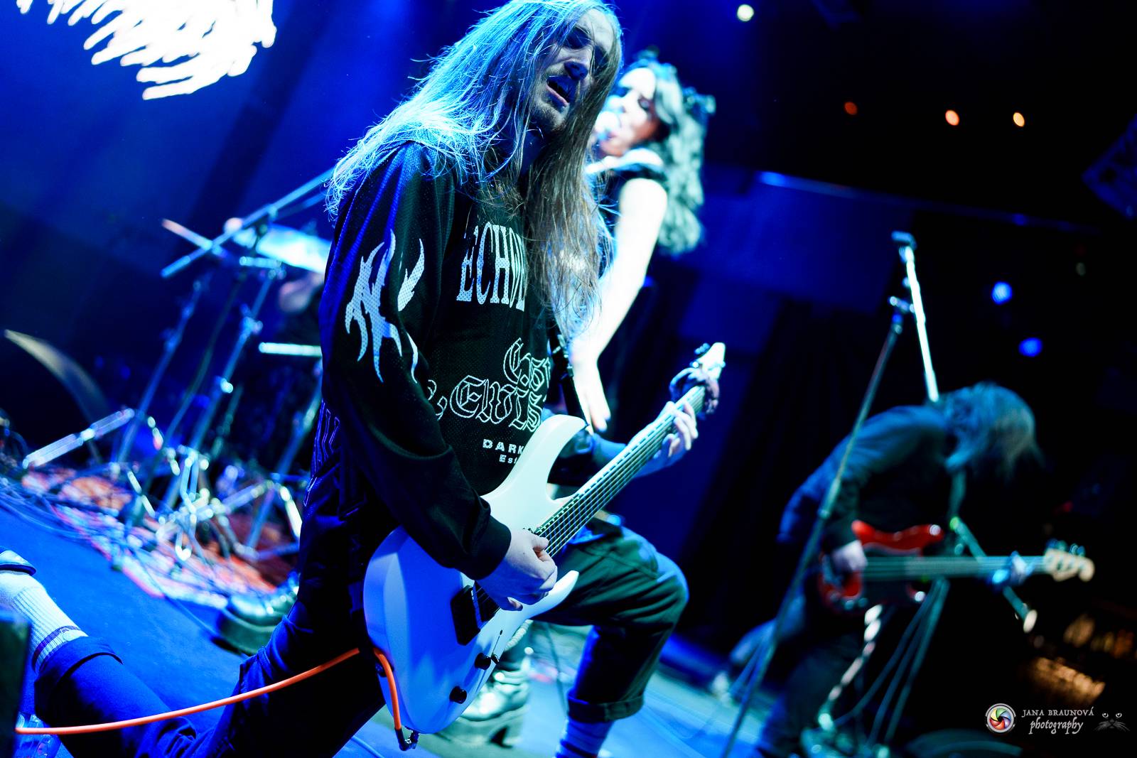 Dramatický, mrazivý i opředený záhadami. Takový byl koncert Skynd v pražském SaSaZu