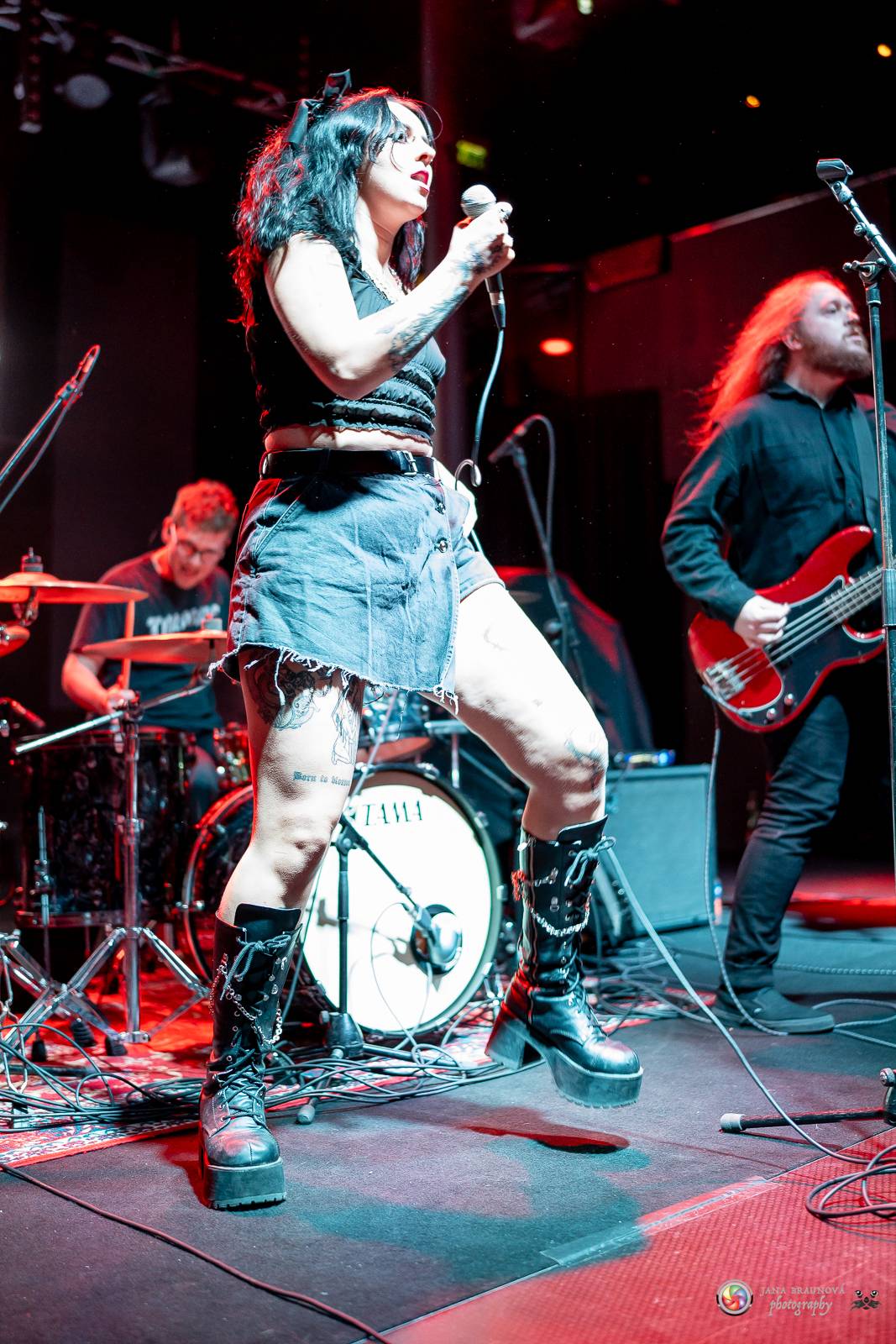 Dramatický, mrazivý i opředený záhadami. Takový byl koncert Skynd v pražském SaSaZu