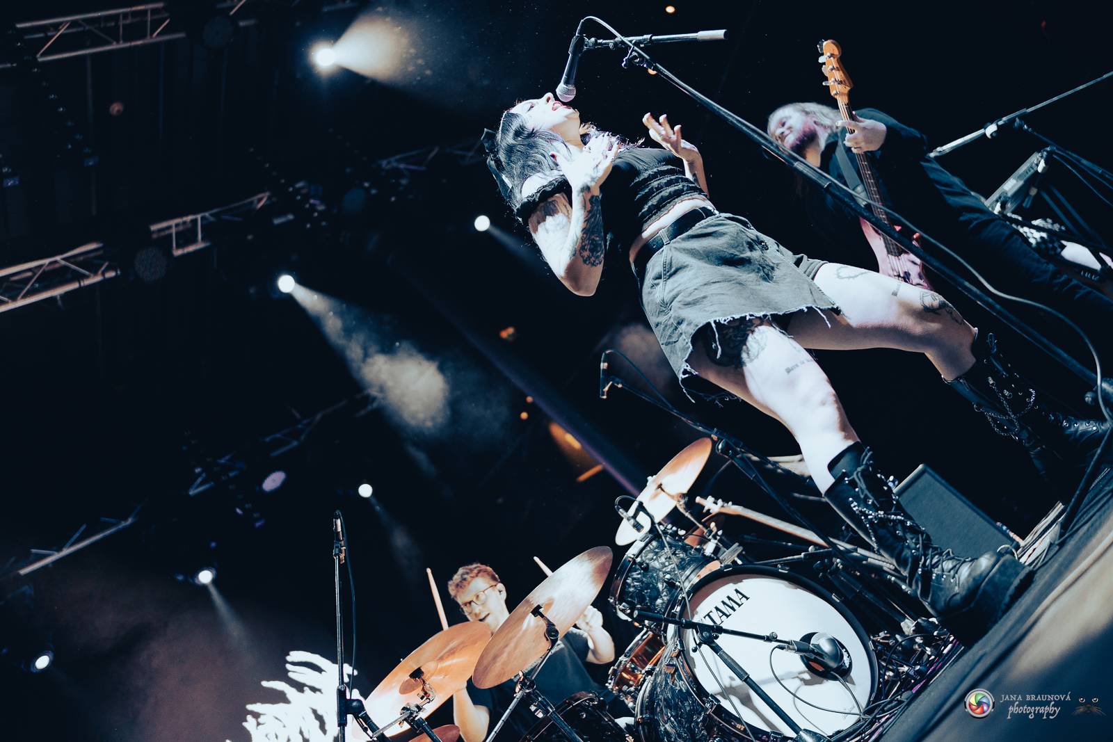 Dramatický, mrazivý i opředený záhadami. Takový byl koncert Skynd v pražském SaSaZu