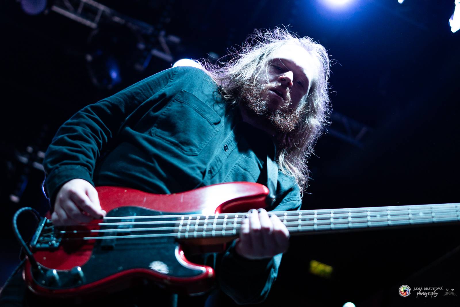 Dramatický, mrazivý i opředený záhadami. Takový byl koncert Skynd v pražském SaSaZu