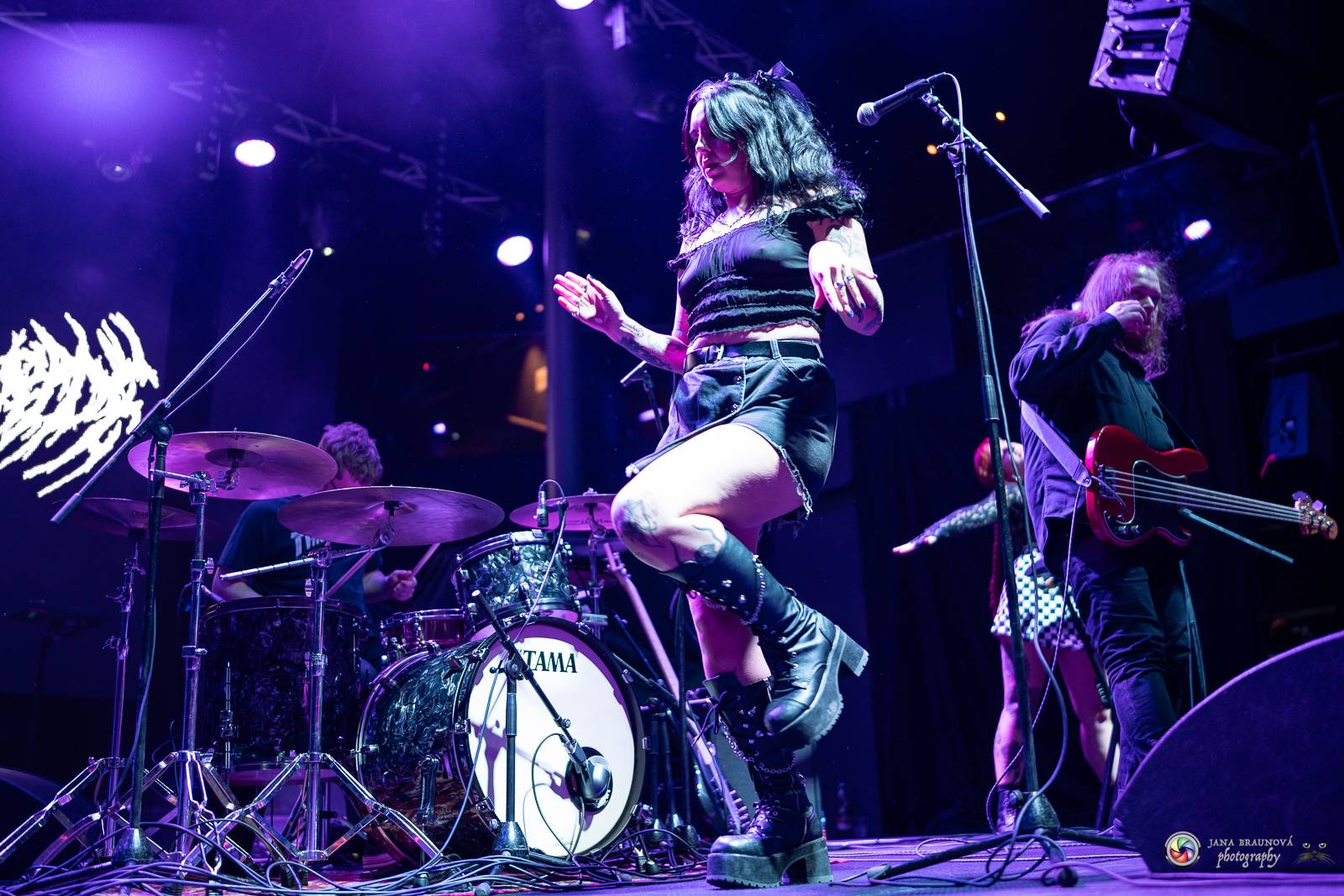 Dramatický, mrazivý i opředený záhadami. Takový byl koncert Skynd v pražském SaSaZu