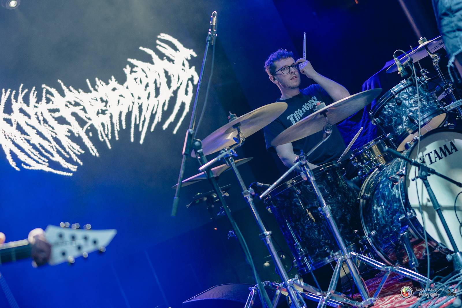 Dramatický, mrazivý i opředený záhadami. Takový byl koncert Skynd v pražském SaSaZu