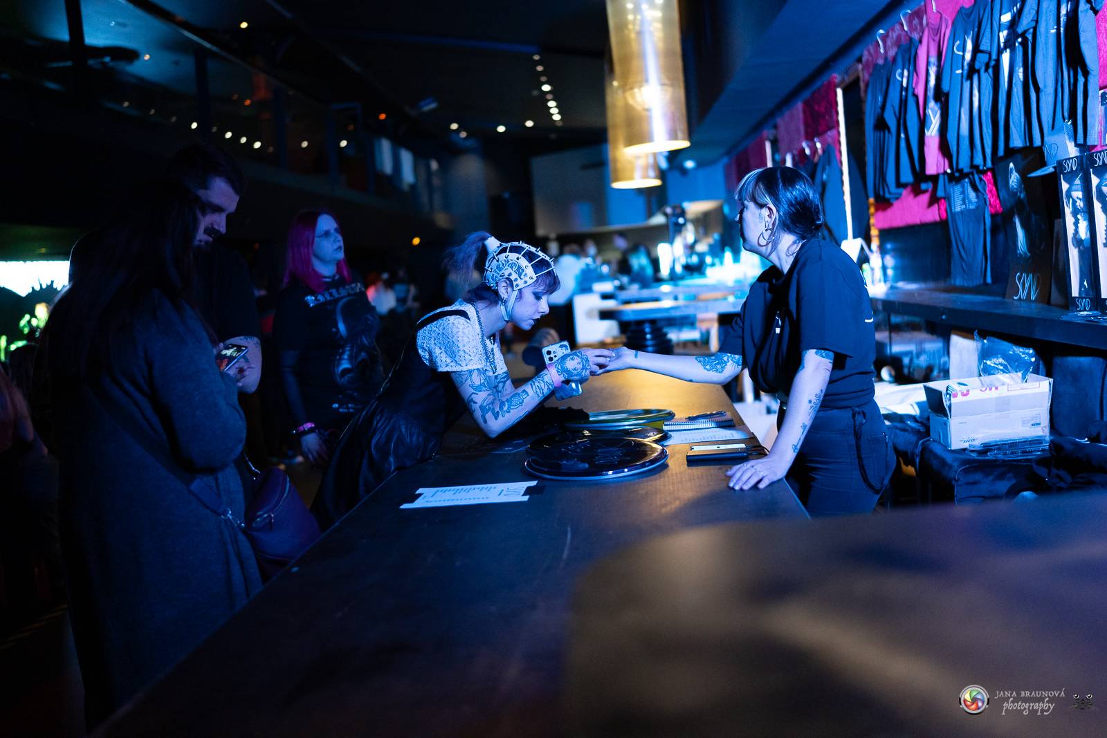 Dramatický, mrazivý i opředený záhadami. Takový byl koncert Skynd v pražském SaSaZu