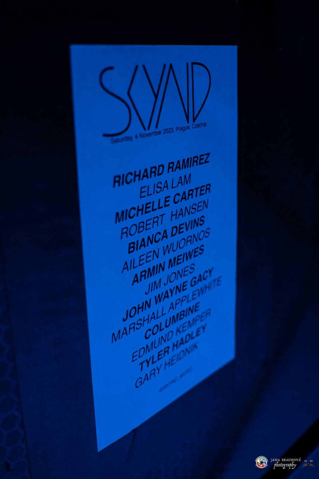 Dramatický, mrazivý i opředený záhadami. Takový byl koncert Skynd v pražském SaSaZu