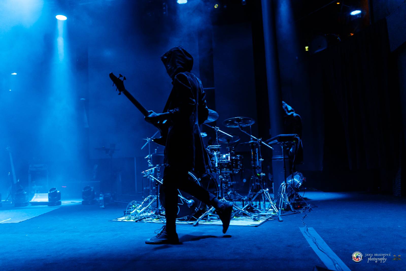 Dramatický, mrazivý i opředený záhadami. Takový byl koncert Skynd v pražském SaSaZu