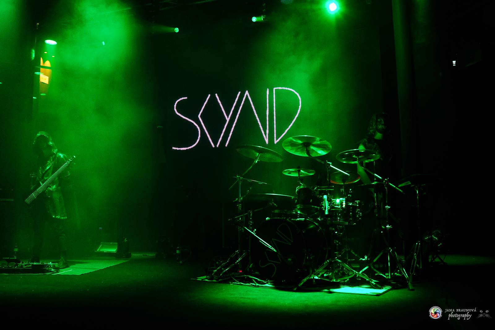 Dramatický, mrazivý i opředený záhadami. Takový byl koncert Skynd v pražském SaSaZu