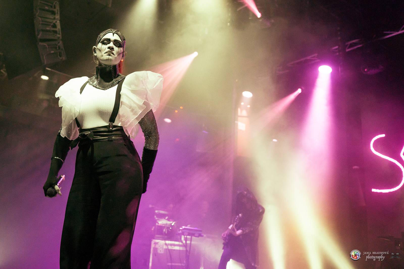 Dramatický, mrazivý i opředený záhadami. Takový byl koncert Skynd v pražském SaSaZu